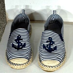 Crown And Ivy Women’s Size 7.5 Anchor Boat Shoes Blue/ White